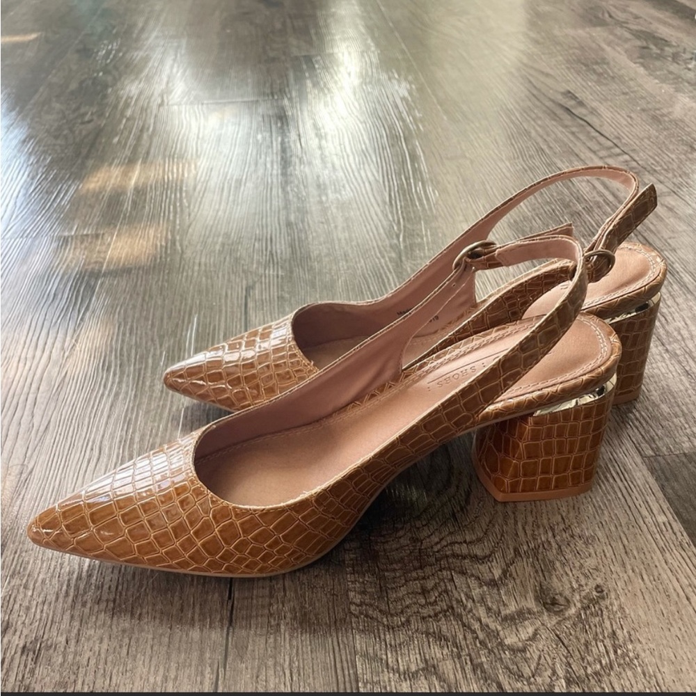Adorable never been worn slingback heels